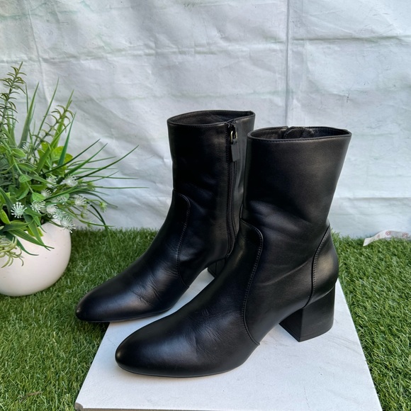 STUART WEITZMAN
'FLAREBLOCK' HEELED ANKLE BOOTS
$609.00 black soft Leather 8.5 - Picture 4 of 14